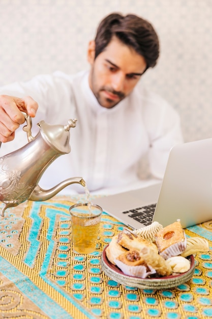 Hombre musulmán comiendo comida arabe