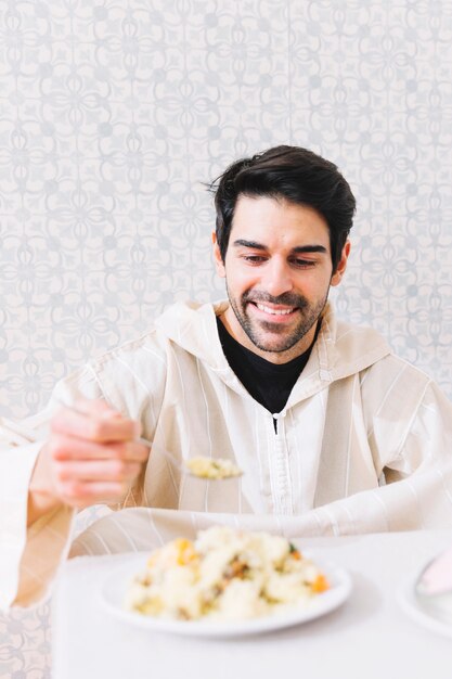 Hombre musulmán comiendo