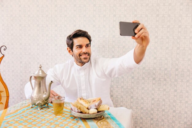 Hombre musulmán haciendo un selfie