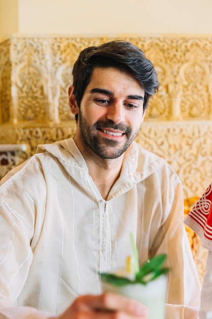 Foto gratuita hombre musulmán sonriente