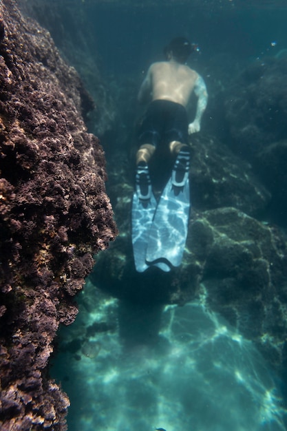 Hombre nadando bajo el mar