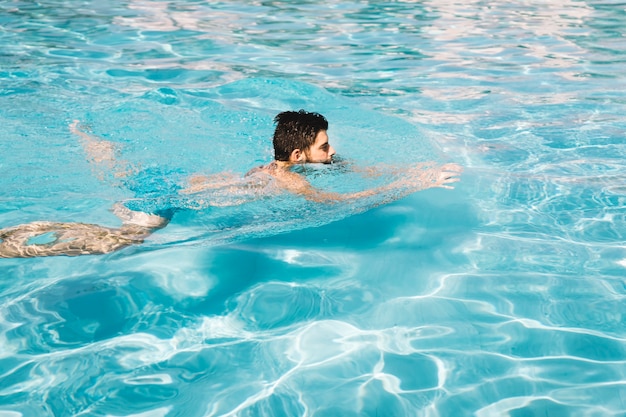 Hombre nadando en piscina