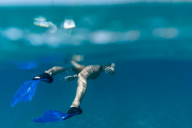 Hombre, nadar bajo el agua