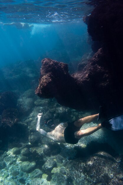 Hombre, nadar bajo el agua