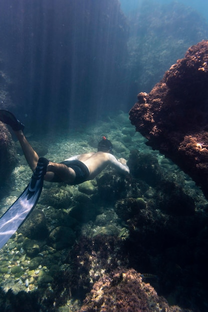 Hombre, nadar bajo el agua