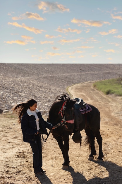 Foto gratuita hombre nativo americano con su caballo