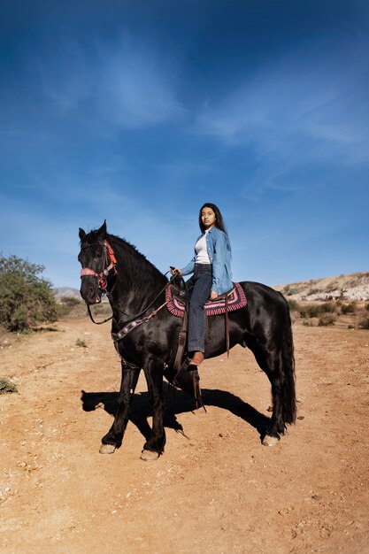 Hombre nativo americano con su caballo