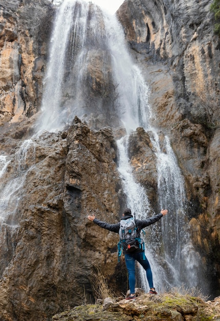 Hombre en la naturaleza en cascada