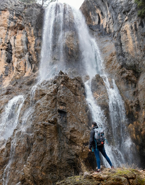 Hombre en la naturaleza en cascada