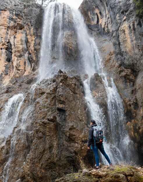 Hombre en la naturaleza en cascada