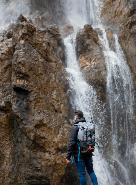 Hombre en la naturaleza en cascada