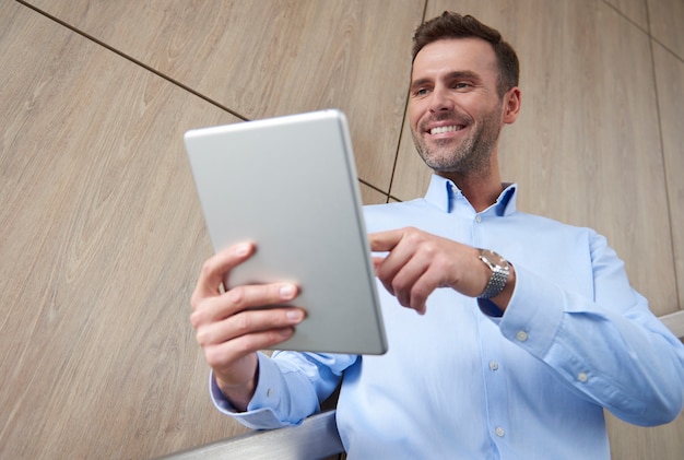 Hombre navegando por tableta digital en la oficina