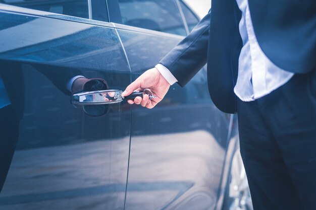 Hombre de negocios abre la puerta