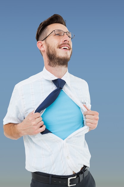 Hombre de negocios abriéndose la camisa