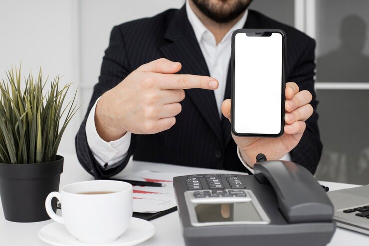 Foto gratuito hombre de negocios, actuación, teléfono móvil