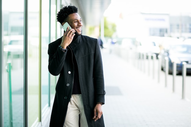 Hombre de negocios africano feliz americano