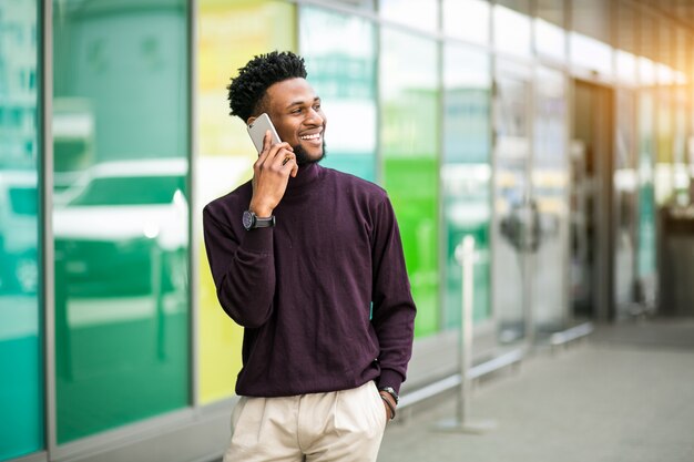 Hombre de negocios africano persona feliz