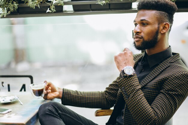 Hombre de negocios afroamericano en un café tomando café