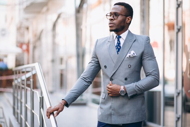 Hombre de negocios afroamericano en la calle