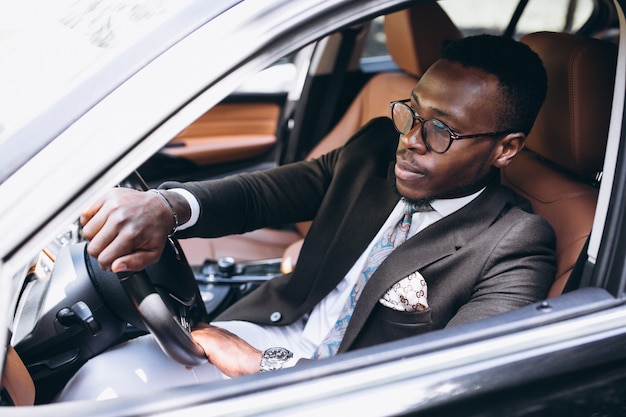 Hombre de negocios afroamericano en coche