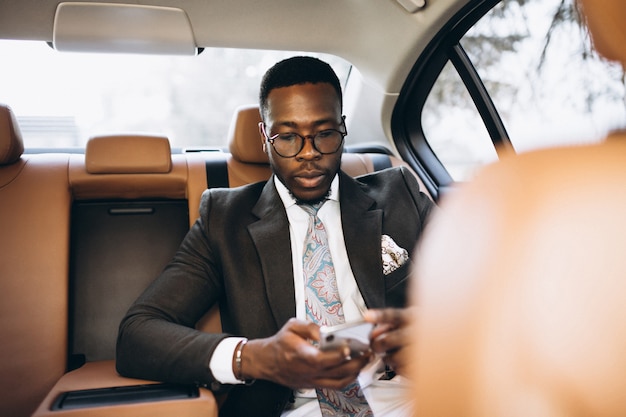 Hombre de negocios afroamericano en coche