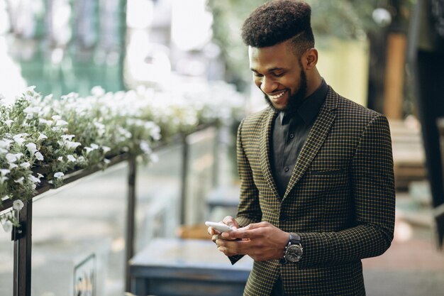 Hombre de negocios afroamericano fuera de café