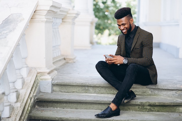 Hombre de negocios afroamericano hablando por teléfono