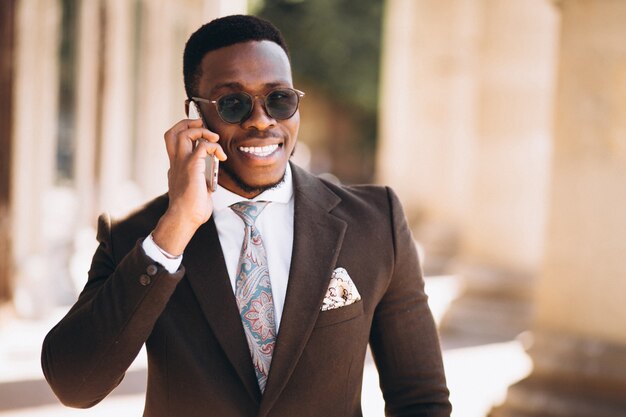 Hombre de negocios afroamericano hablando por teléfono