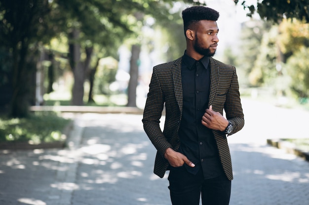 Hombre de negocios afroamericano en traje afuera en la calle