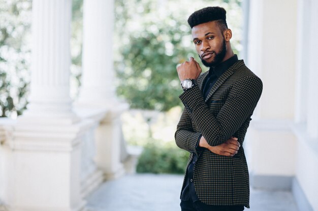 Hombre de negocios afroamericano en traje