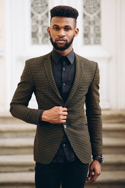 Hombre de negocios afroamericano en traje