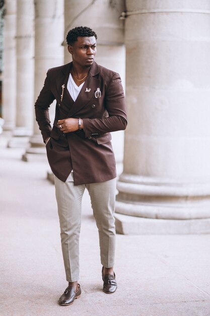 Hombre de negocios afroamericano en traje