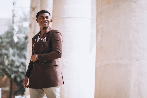 Foto gratuita hombre de negocios afroamericano en traje