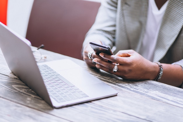 Foto gratuita hombre de negocios afroamericano usando laptop en un café