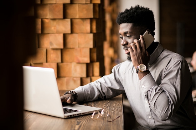 Hombre de negocios afroamericano