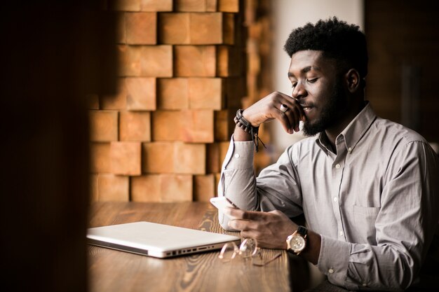 Hombre de negocios afroamericano