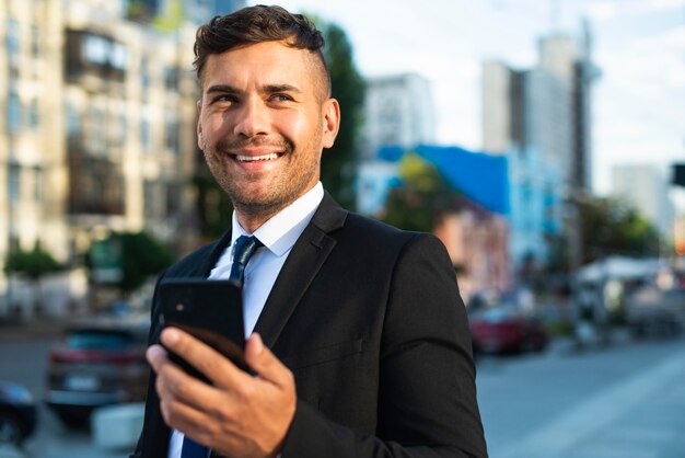 Hombre de negocios, aire libre, sonriente, y, ambulante