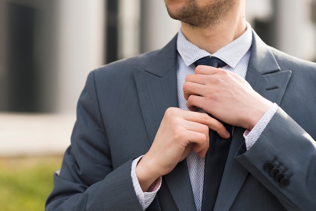 Foto gratuita hombre de negocios al aire libre