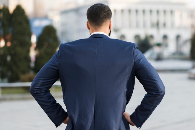 Foto gratuita hombre de negocios al aire libre