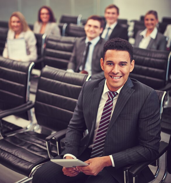 Hombre de negocios alegre aprendiendo