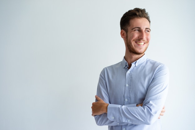 Hombre de negocios alegre disfrutando de éxito