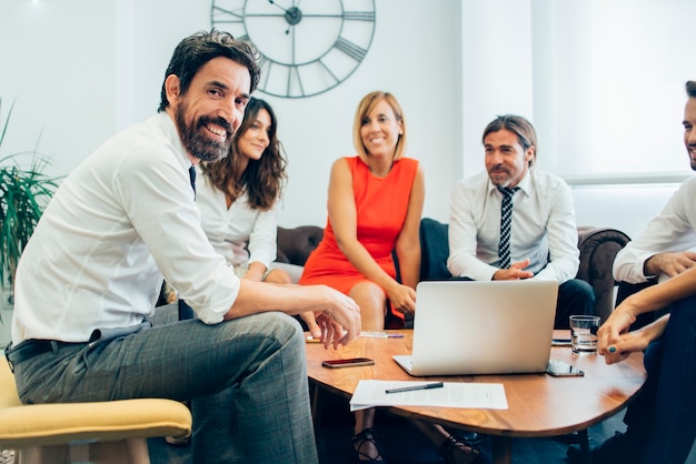 Foto gratuita hombre de negocios alegre con sus compañeros de trabajo