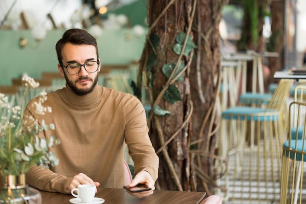 Hombre de negocios de alto ángulo con móvil