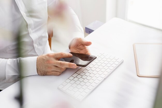 Hombre de negocios de alto ángulo trabajando en la oficina