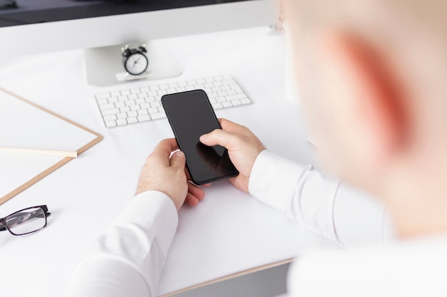 Hombre de negocios de alto ángulo trabajando en su teléfono