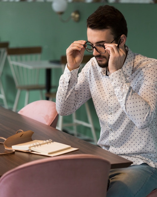 Foto gratuita hombre de negocios de alto ángulo de trabajo