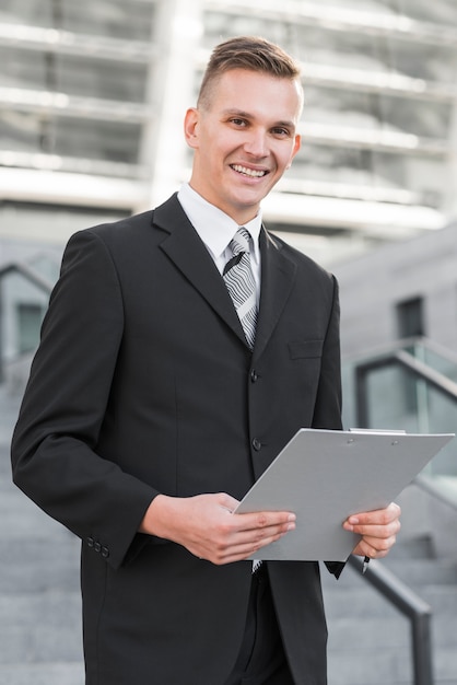 Hombre de negocios amable con portapapeles