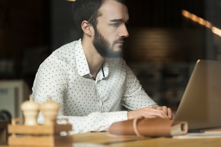 Foto gratuito hombre de negocios de ángulo bajo trabajando