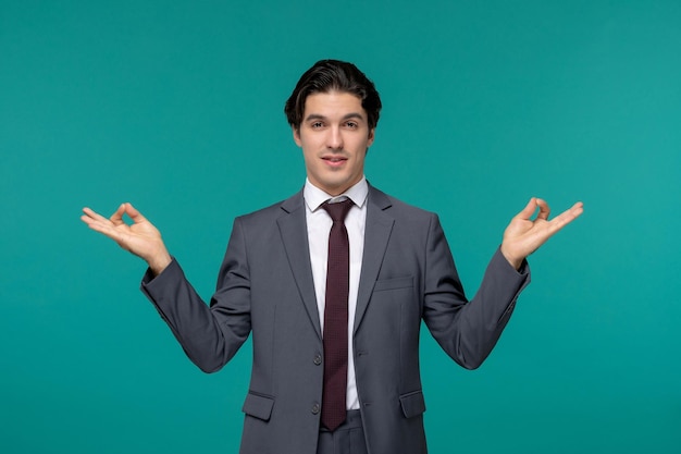 Hombre de negocios apuesto joven moreno con traje de oficina gris y corbata mostrando gesto zen