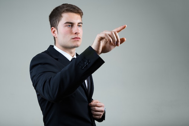 Foto gratuita hombre de negocios con apuntando a algo o tocando una pantalla.